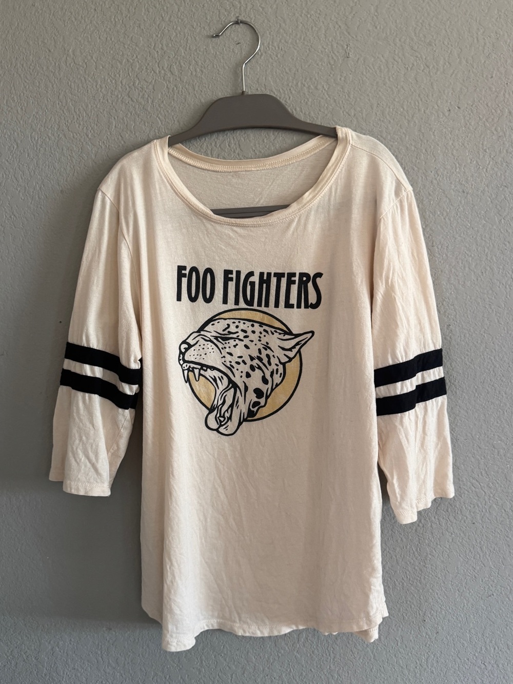 Foo Fighters "Cat Roar" T-shirt Cheetah Women’s Baseball Tee – Tan Size L/XL 42”